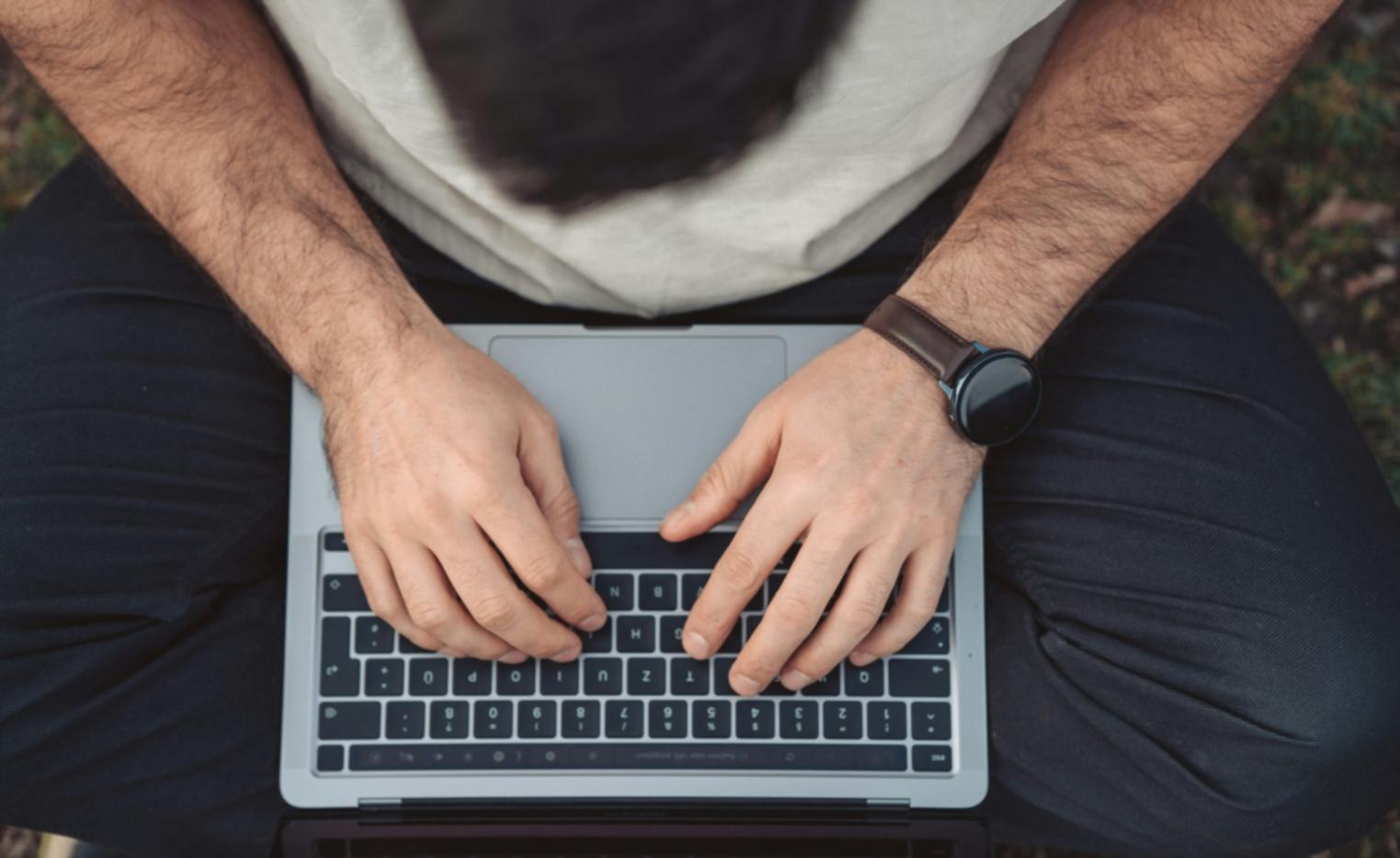 Tim analisis keuangan Dyvenbrel sedang bekerja