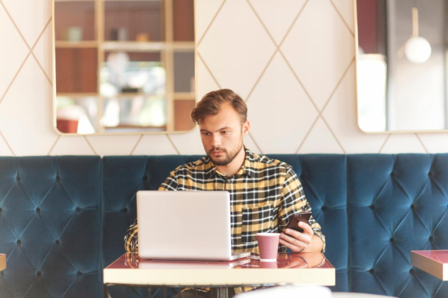 Sesi konsultasi dan analisis data keuangan